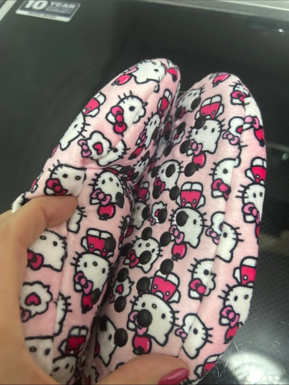 Girls size s/m shoe size 8-13 new nwt hello kitty slipper socks grip bottoms